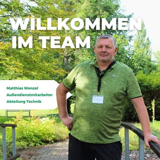 Mann auf Brücke im Grünen, Text: "Willkommen im Team"