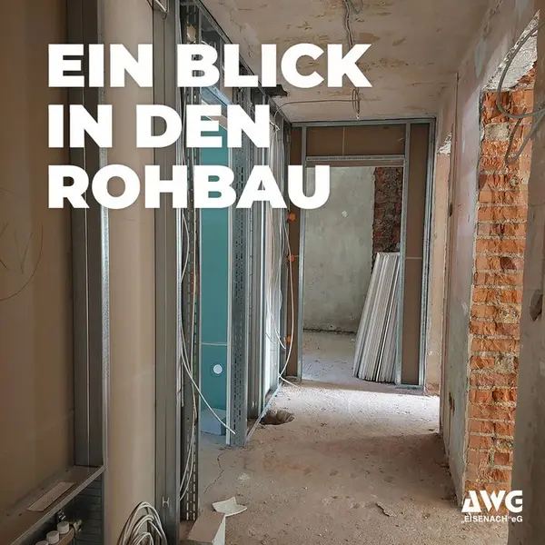 Rohbau-Innenansicht mit freiliegenden Wänden und Kabeln