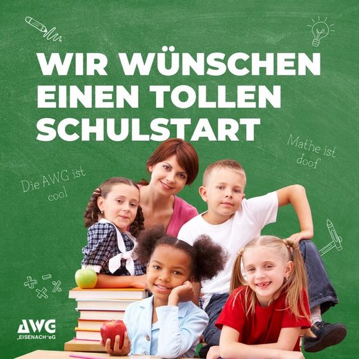 Kinder und Lehrerin vor Tafel, Text: "Wir wünschen tollen Schulstart"