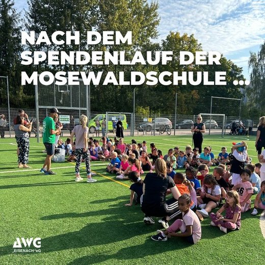 Kinder sitzen nach Spendenlauf der Mosewaldschule auf einem Sportplatz