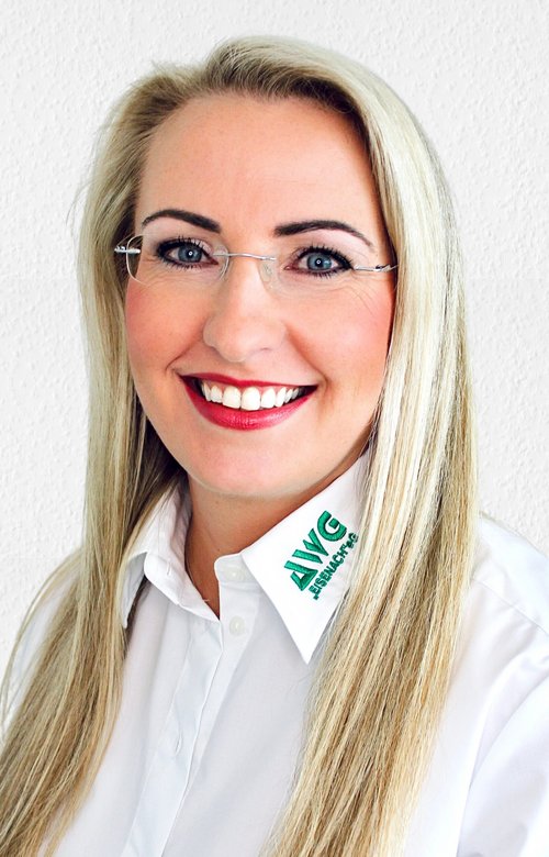 Porträt von Anett Gruska, blondes Haar, lächelnd, im Business-Outfit