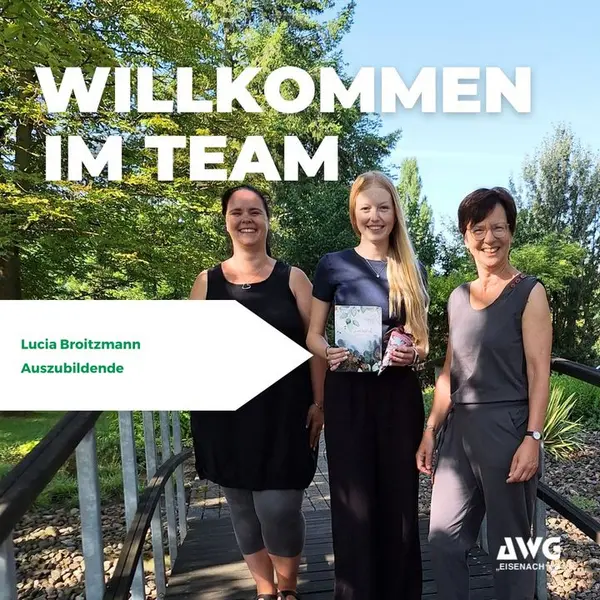 Drei Frauen stehen auf einer Brücke, Text: "Willkommen im Team"