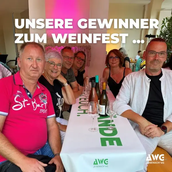 Gruppe von Gewinnern beim Weinfest sitzt am Tisch